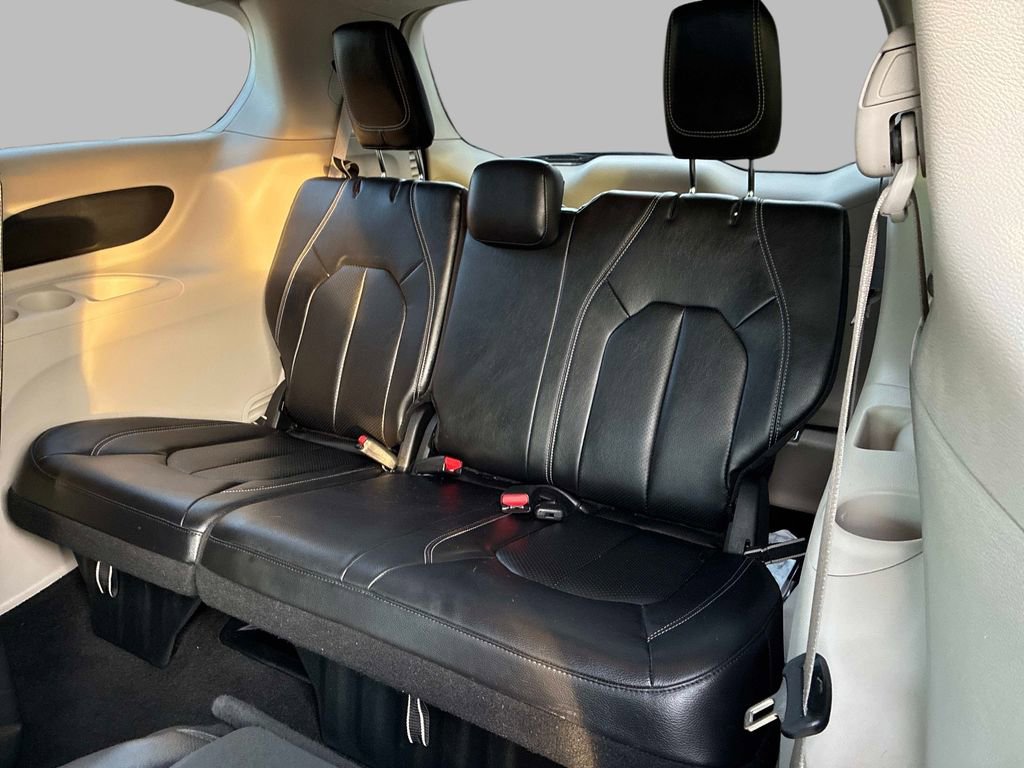 Used 2022 Chrysler Pacifica Touring-L FWD image 18