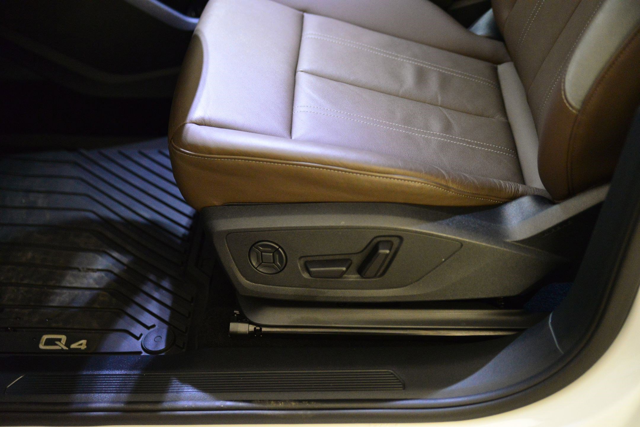 Certified 2025 Audi Q4 e-tron Premium w/ Convenience Package image 26