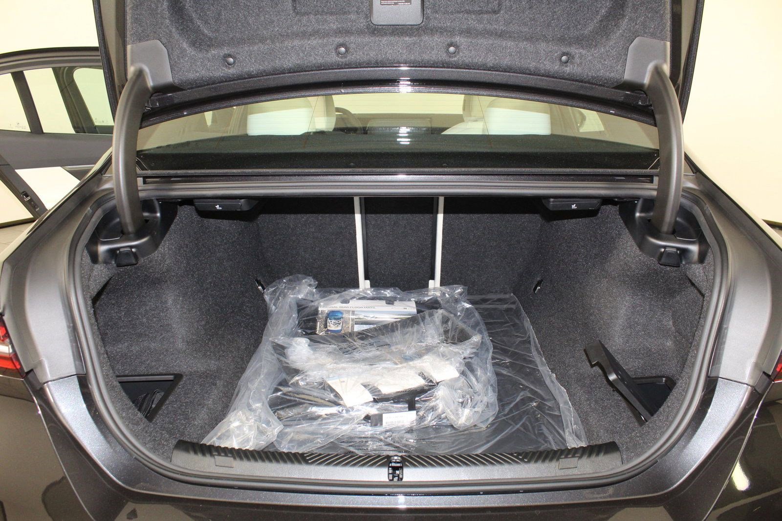 Used 2025 BMW 530i w/ Premium Package image 25