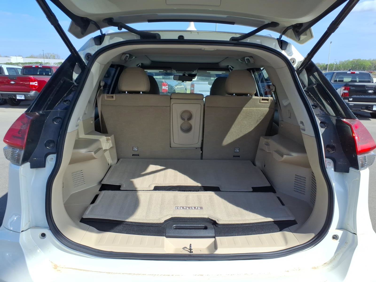 Used 2020 Nissan Rogue SV w/ Sun & Sound Touring Package image 10