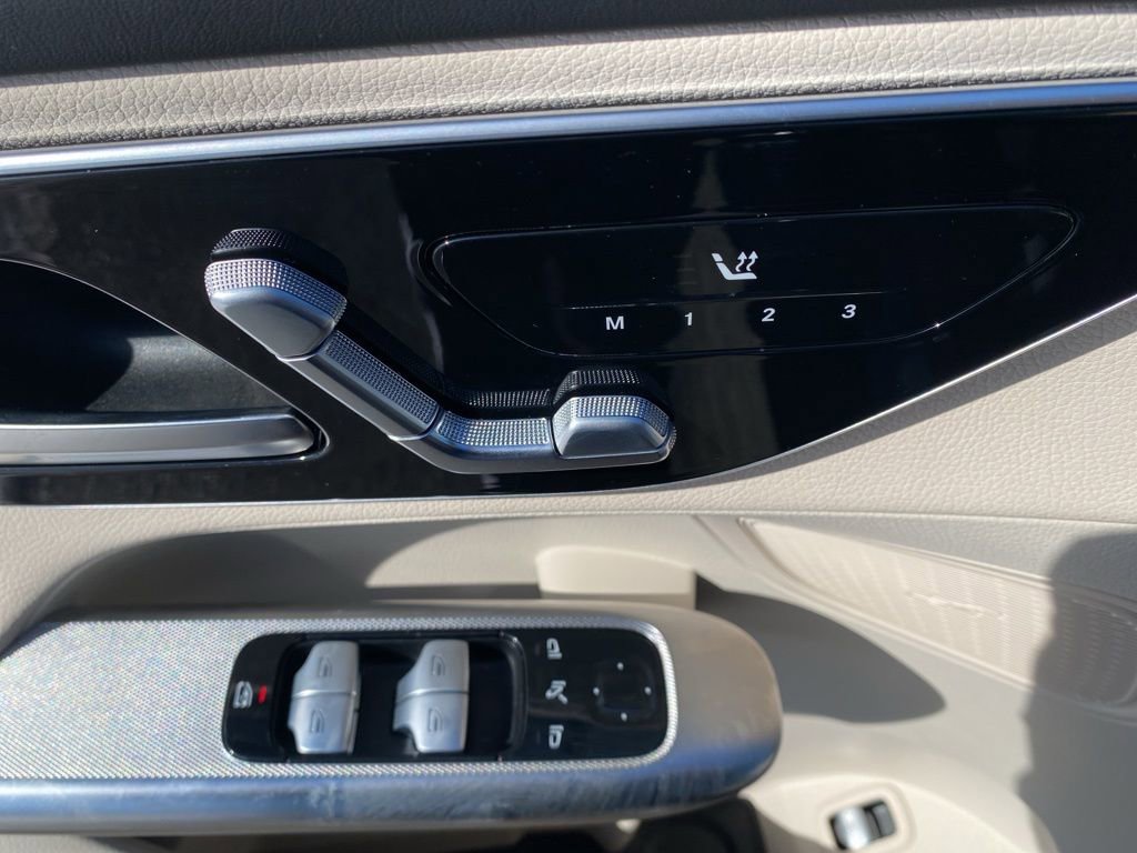 Used 2024 Mercedes-Benz GLC 300 4MATIC image 25