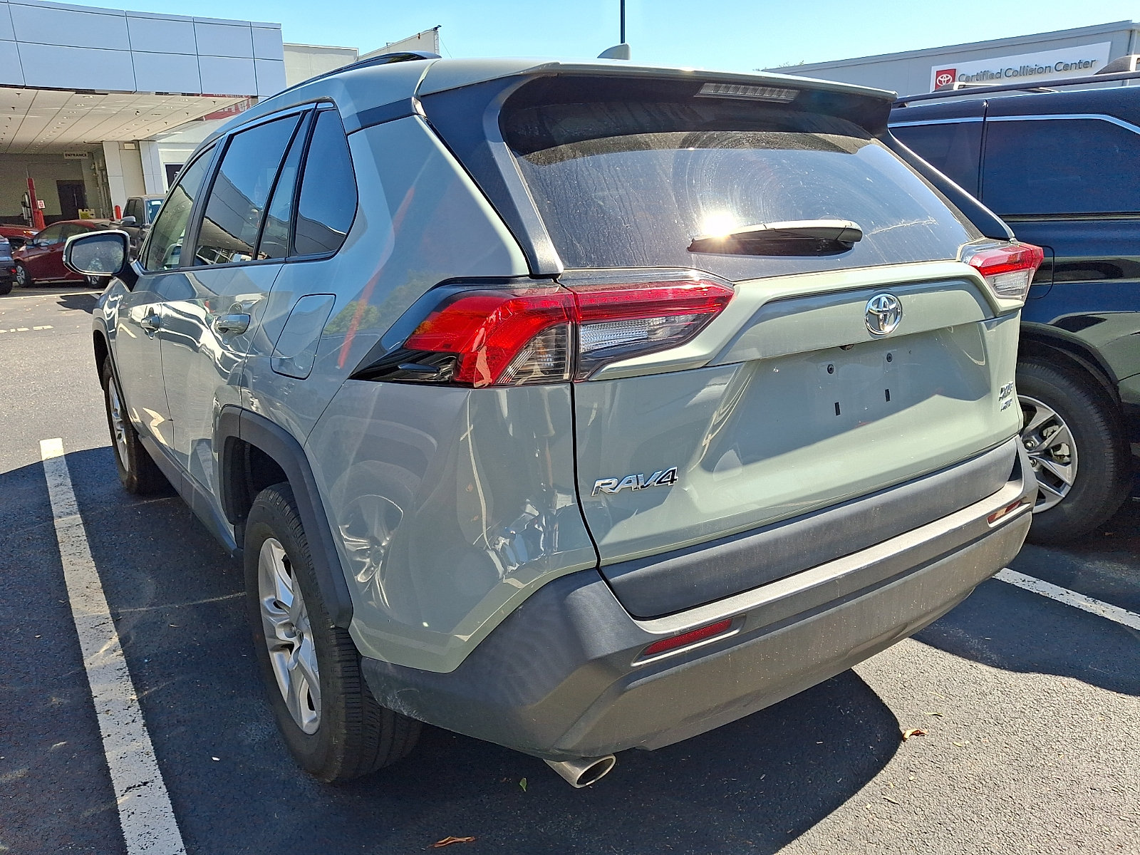 Used 2021 Toyota RAV4 XLE AWD/4WD image 3