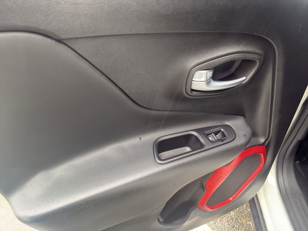 Used 2019 Jeep Renegade Trailhawk w/ LED Lighting Group AWD/4WD image 17