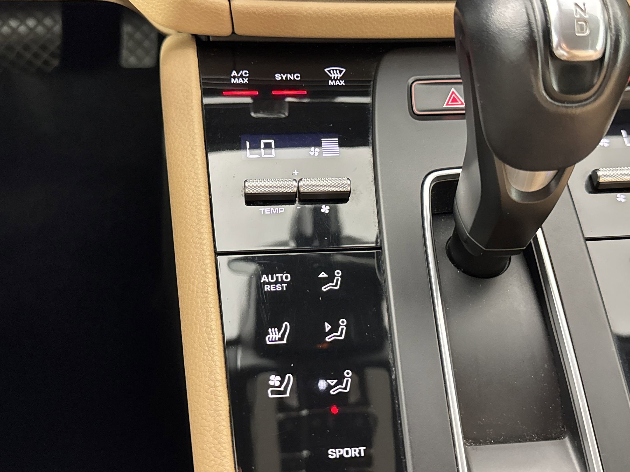 Certified 2022 Porsche Macan AWD/4WD image 19