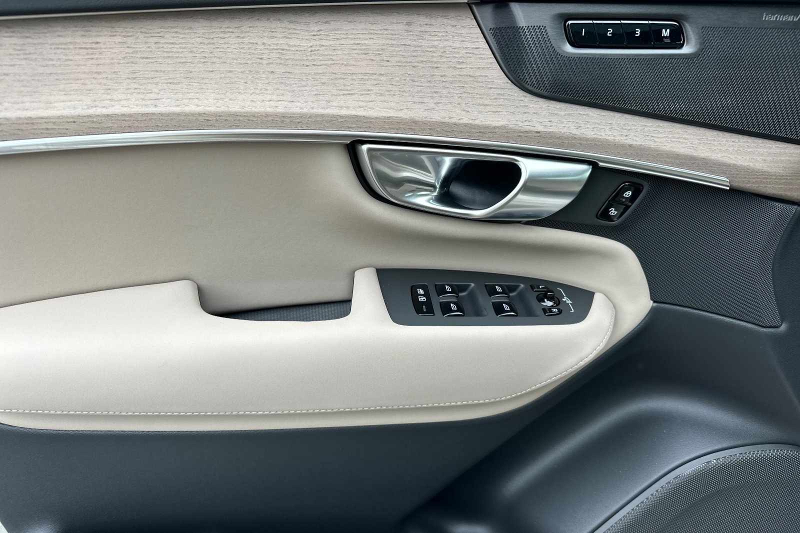 New 2026 Volvo XC90 T8 Plus AWD/4WD image 9