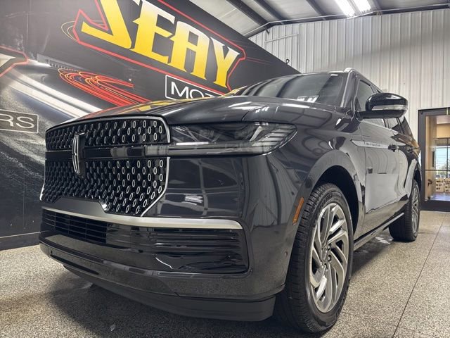 Used 2025 Lincoln Navigator Reserve AWD/4WD image 2