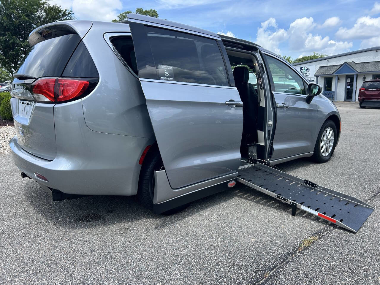 Used 2020 Chrysler Voyager Lxi image 2