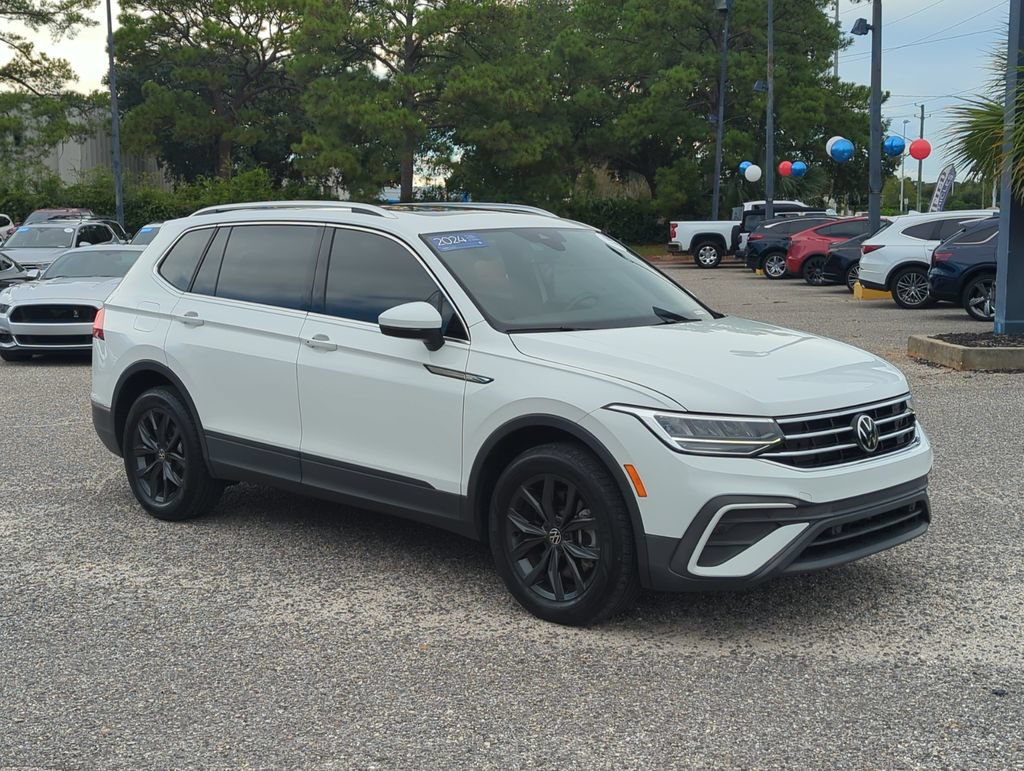 Certified 2024 Volkswagen Tiguan SE w/ Panoramic Sunroof Package FWD image 9