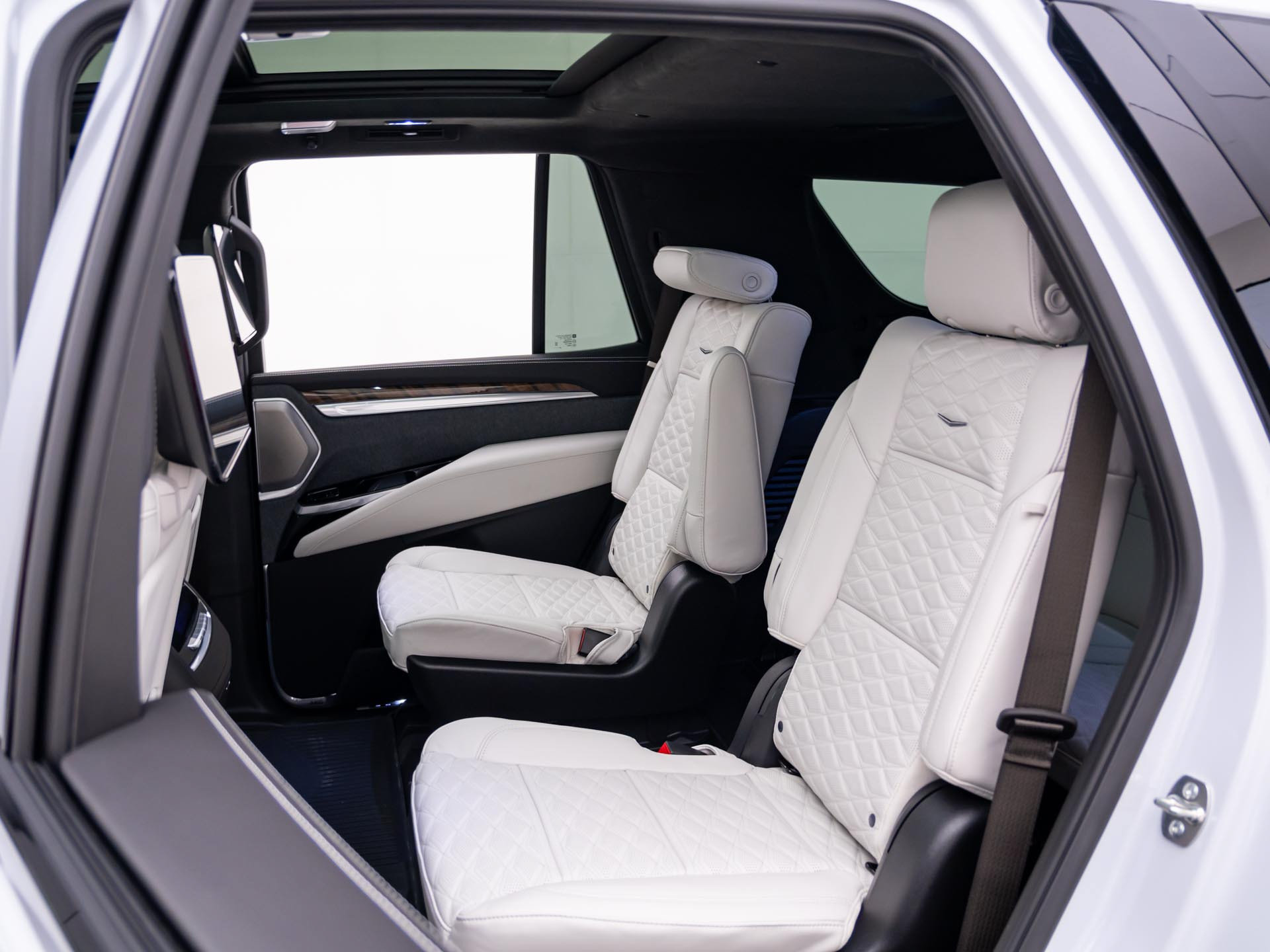 New 2027 Cadillac Escalade Platinum Sport w/ LPO, ONYX Package AWD/4WD image 15