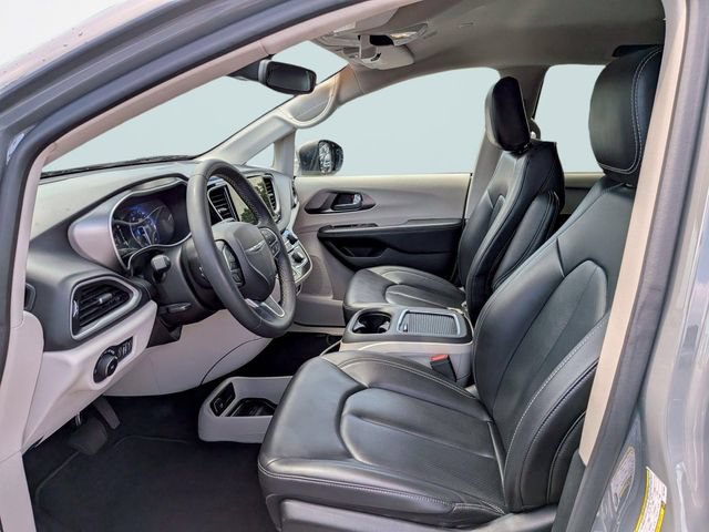 Used 2023 Chrysler Pacifica Touring-L FWD image 21