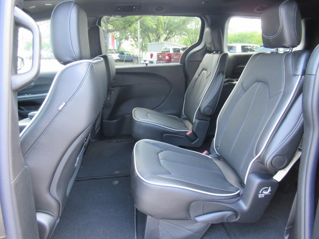 New 2027 Chrysler Pacifica Limited FWD image 34