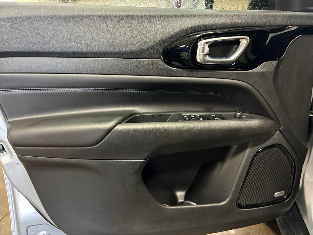 New 2025 Jeep Compass Latitude w/ Sun & Sound Group AWD/4WD image 11