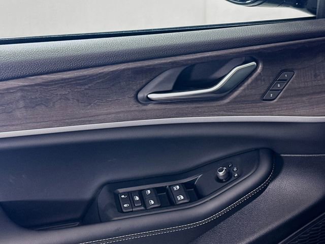 New 2025 Jeep Grand Cherokee Limited w/ Black Appearance Package image 18