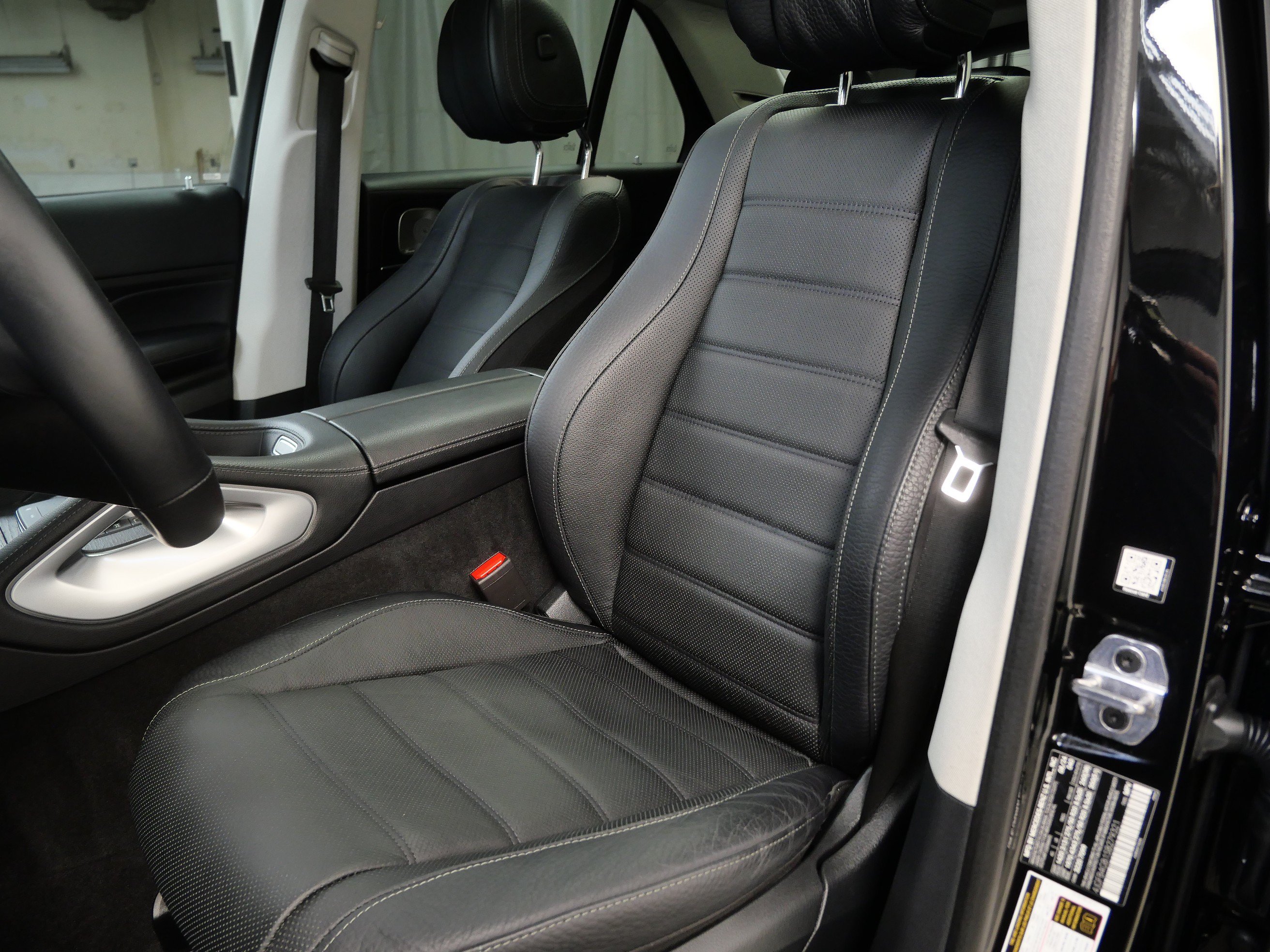 Certified 2025 Mercedes-Benz GLE 450e 4MATIC w/ Winter Package image 3