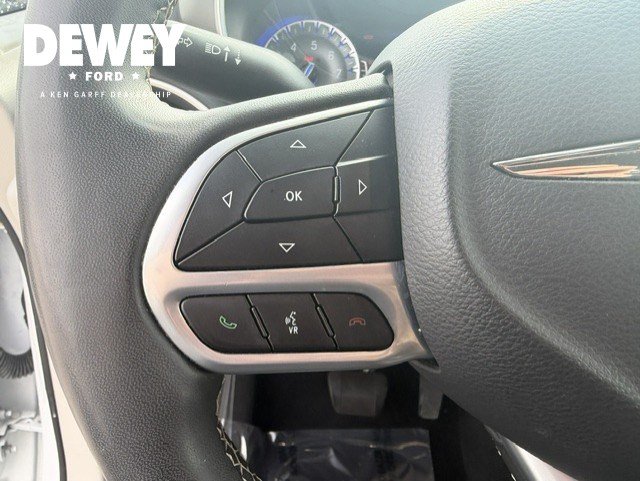 Used 2023 Chrysler Pacifica Touring-L FWD image 13
