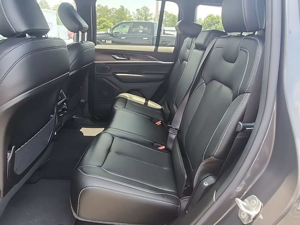 New 2026 Jeep Grand Cherokee Limited w/ Luxury Tech Group II RWD image 26