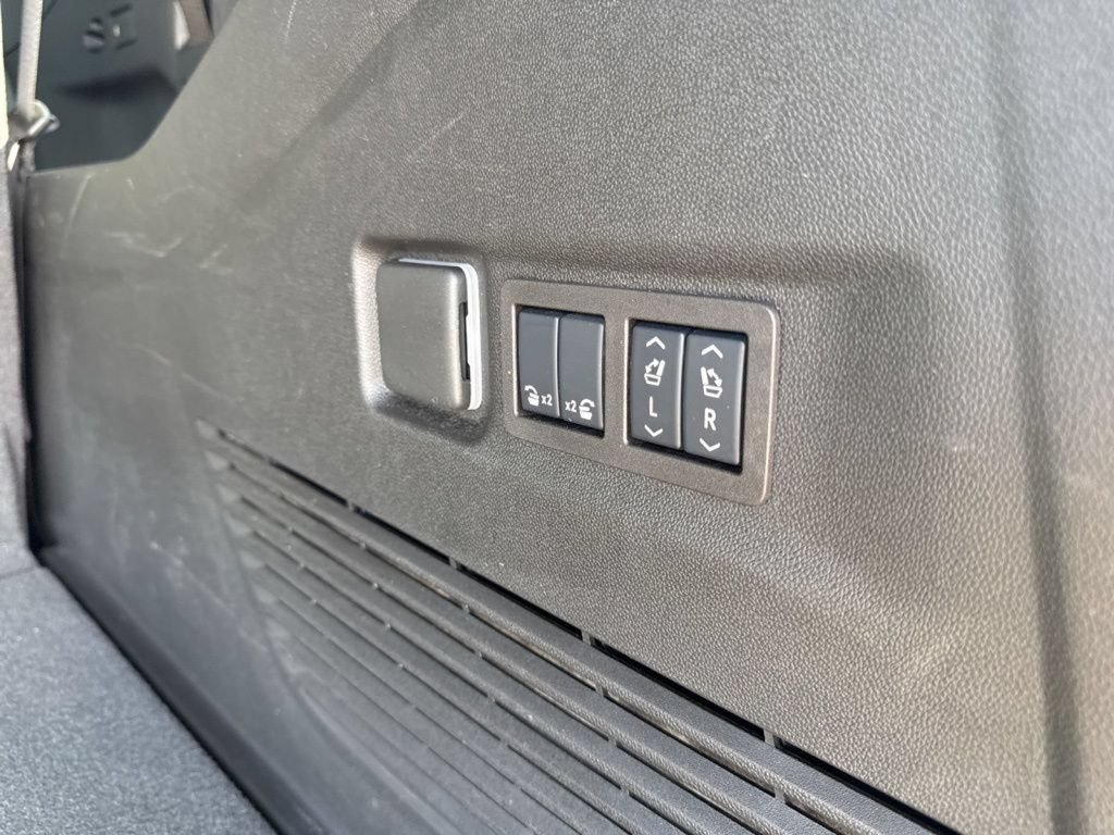 Used 2025 GMC Yukon XL Denali AWD/4WD image 53