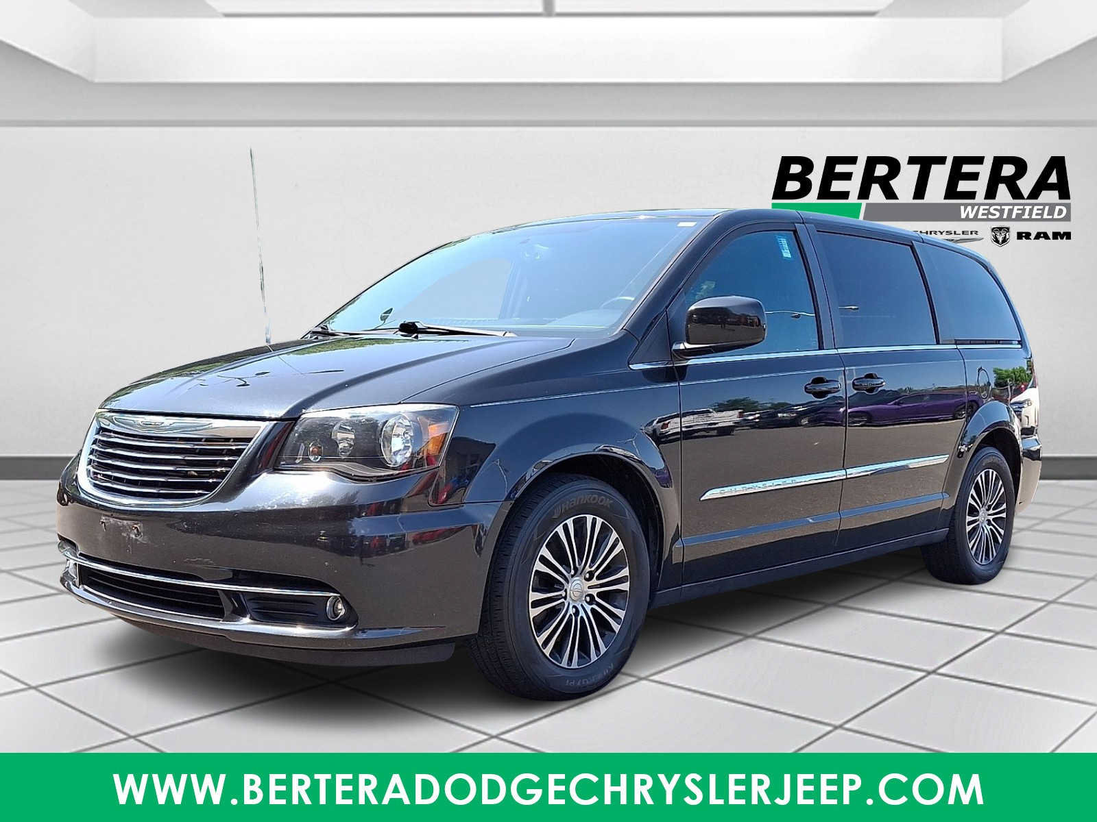Used 2014 Chrysler Town & Country S FWD image 3