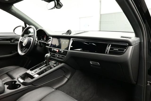 Certified 2025 Porsche Macan AWD/4WD image 19