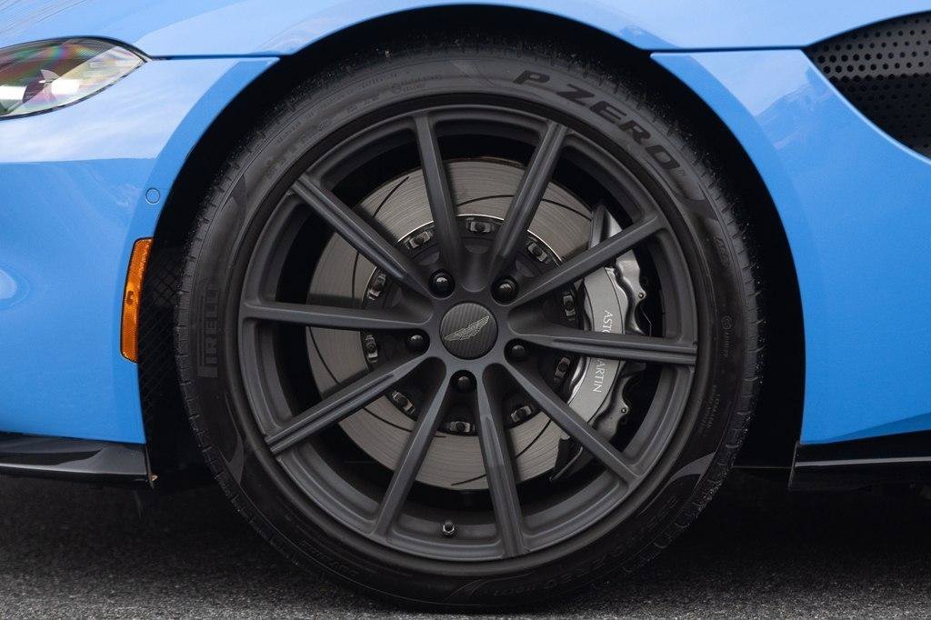 Used 2021 Aston Martin V8 Vantage Coupe RWD image 35