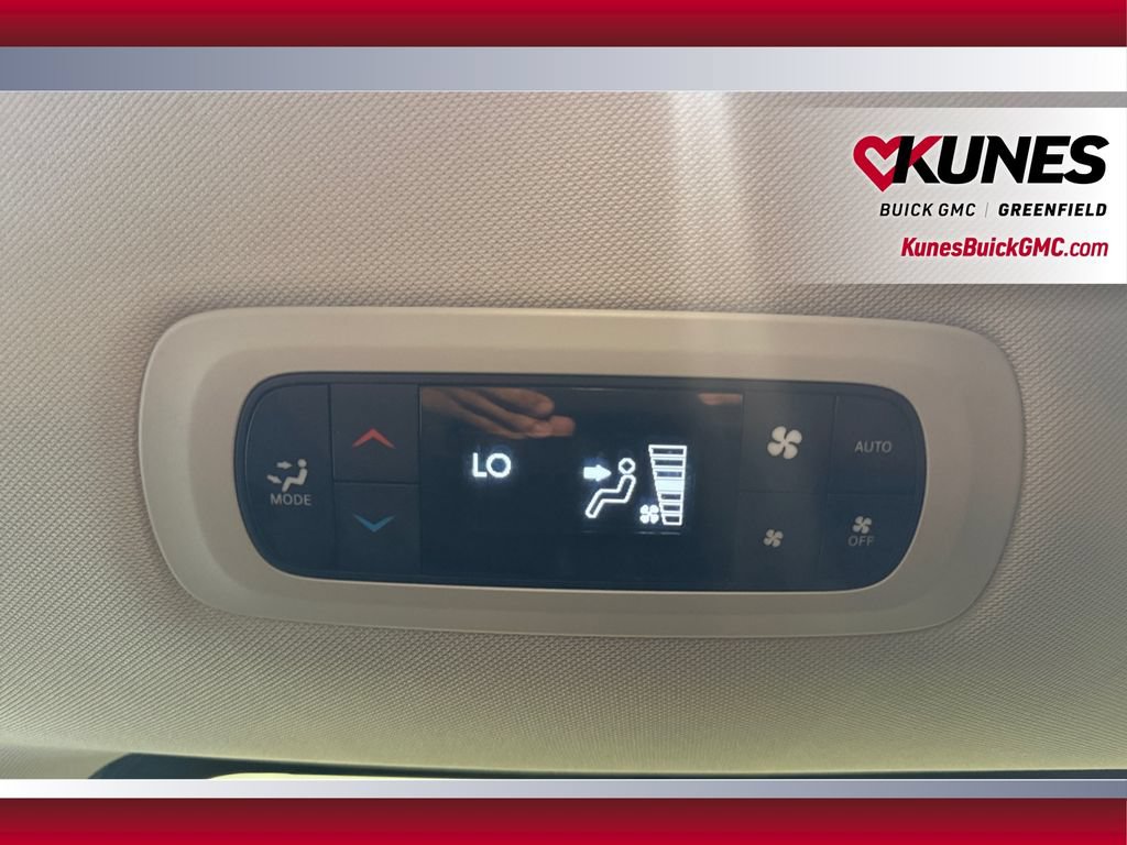Used 2024 Chrysler Pacifica Touring-L FWD image 34