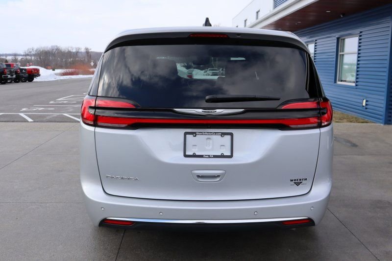 Used 2024 Chrysler Pacifica Touring-L image 7