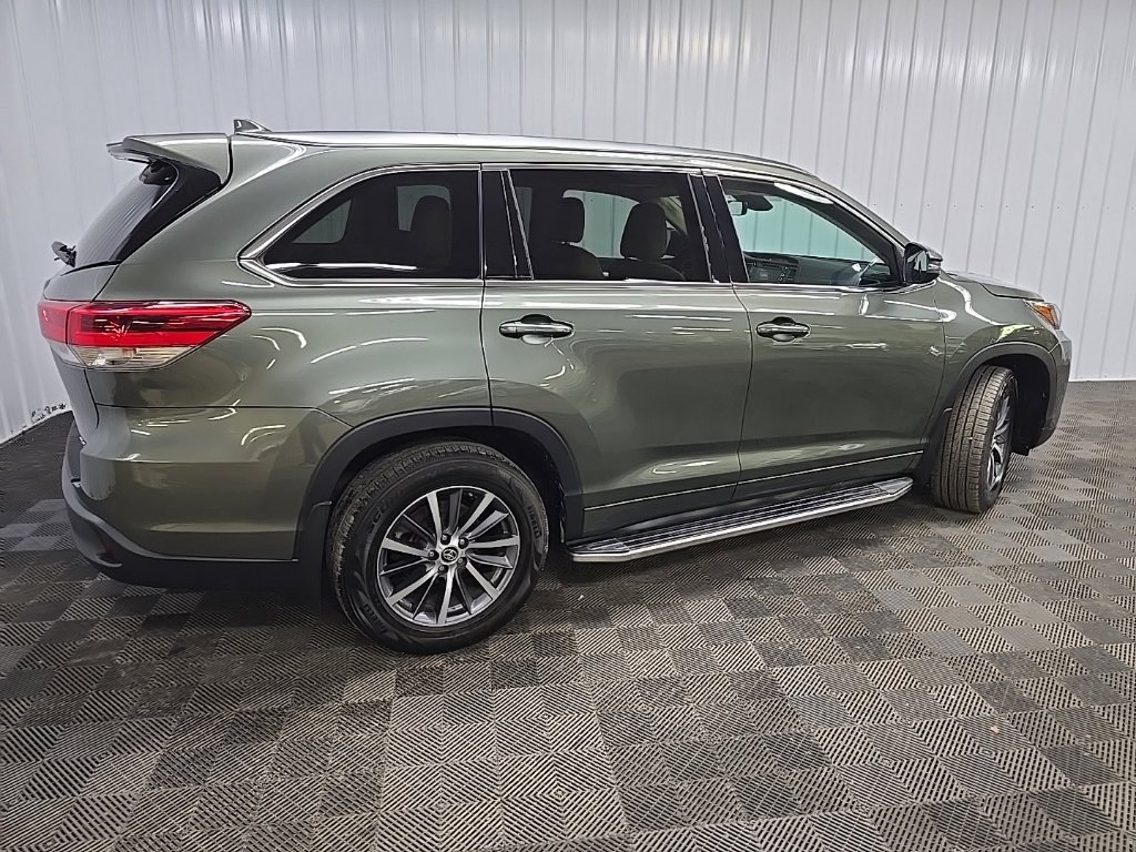 Used 2017 Toyota Highlander XLE AWD/4WD image 3