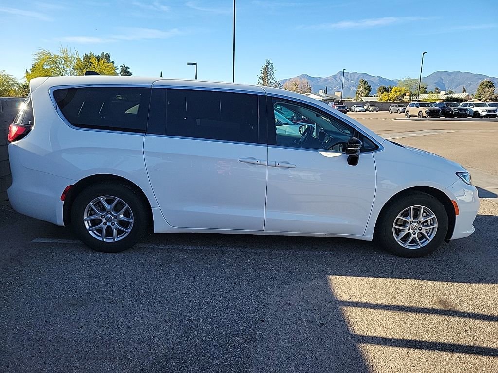 Used 2024 Chrysler Pacifica Touring-L image 3