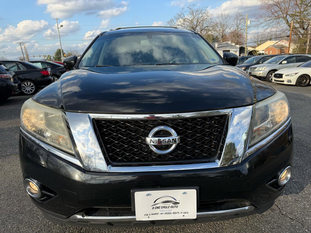 Used 2015 Nissan Pathfinder Platinum w/ Family Entertainment Package AWD/4WD image 2