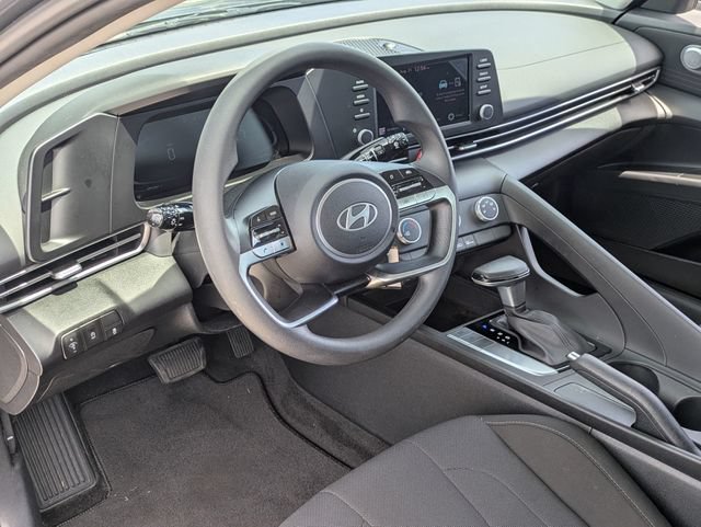 Used 2025 Hyundai Elantra SE FWD image 33