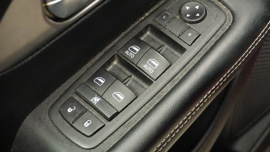 Certified 2020 Chrysler Pacifica Touring-L w/ Advanced Safetytec Group image 28