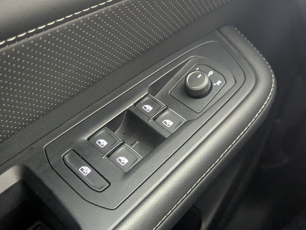 Used 2025 Volkswagen Atlas SE image 21