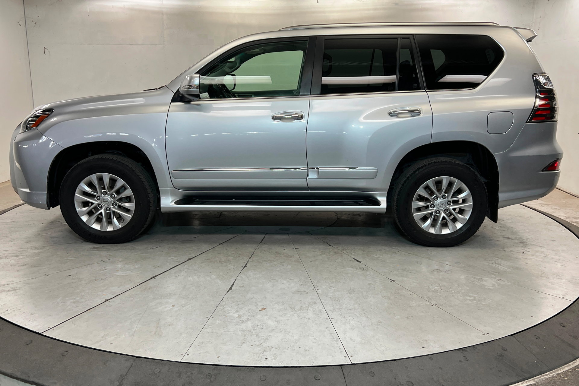 Used 2018 Lexus GX 460 Premium w/ Premium Package image 2
