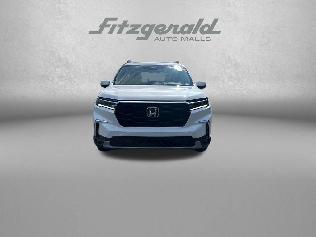Used 2025 Honda Pilot Touring image 2