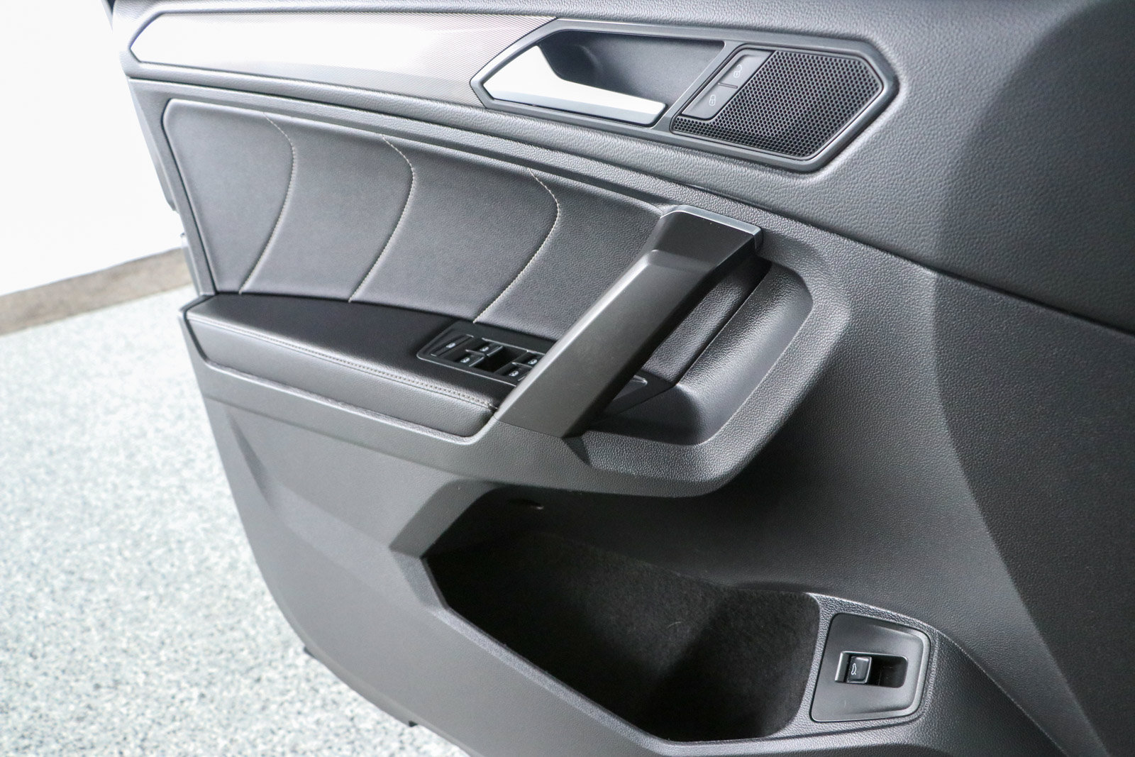 Used 2022 Volkswagen Tiguan SE w/ Panoramic Sunroof Package AWD/4WD image 22