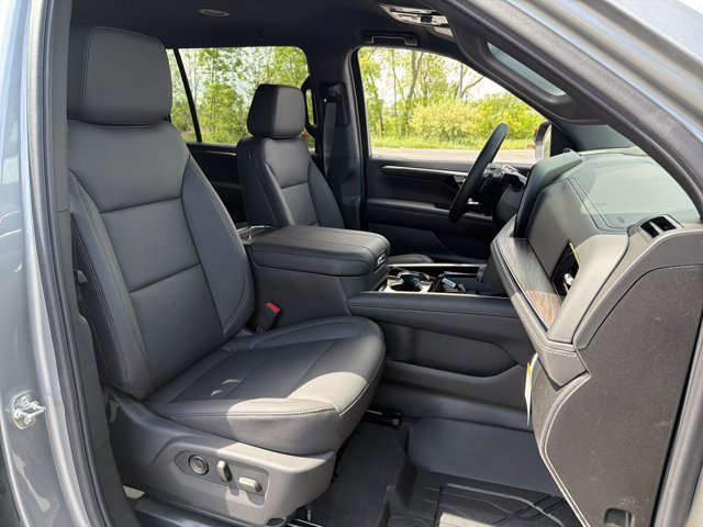 New 2026 Chevrolet Suburban LT w/ Comfort Package AWD/4WD image 32