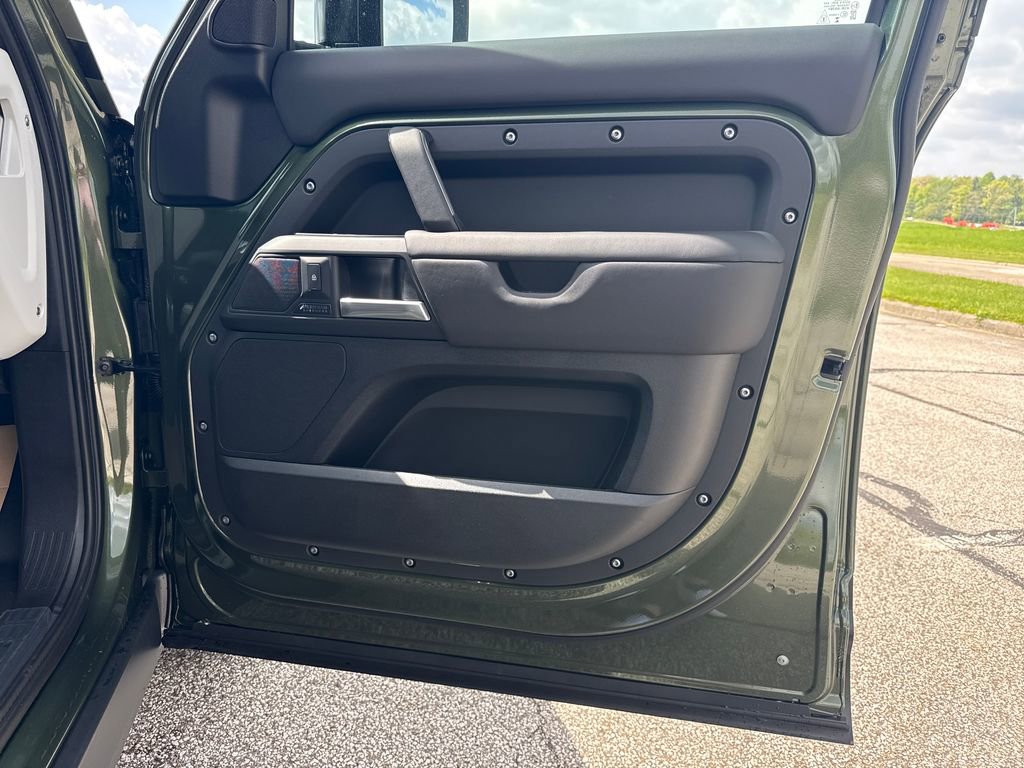 New 2026 Land Rover Defender 110 X-Dynamic SE AWD/4WD image 14