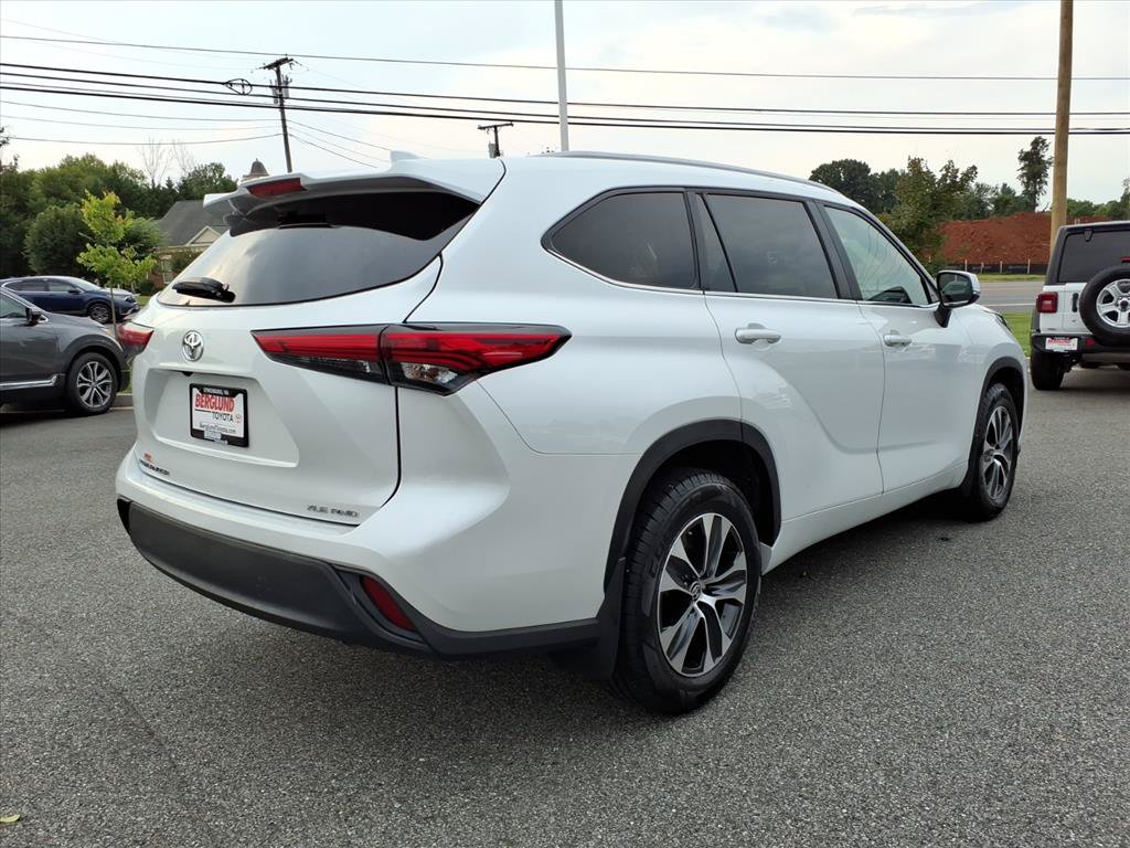 Used 2023 Toyota Highlander XLE AWD/4WD image 4