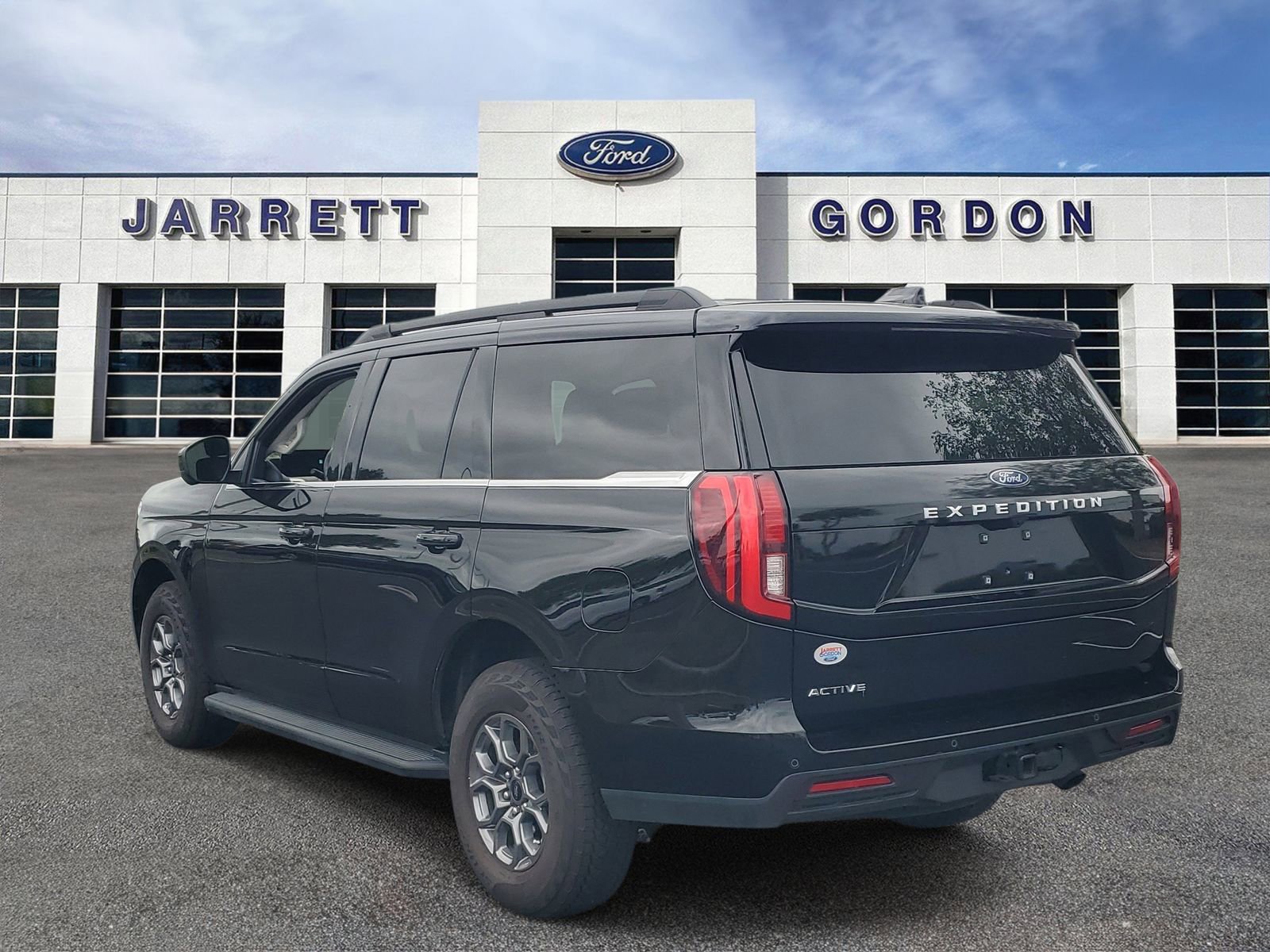 Certified 2025 Ford Expedition Active image 3