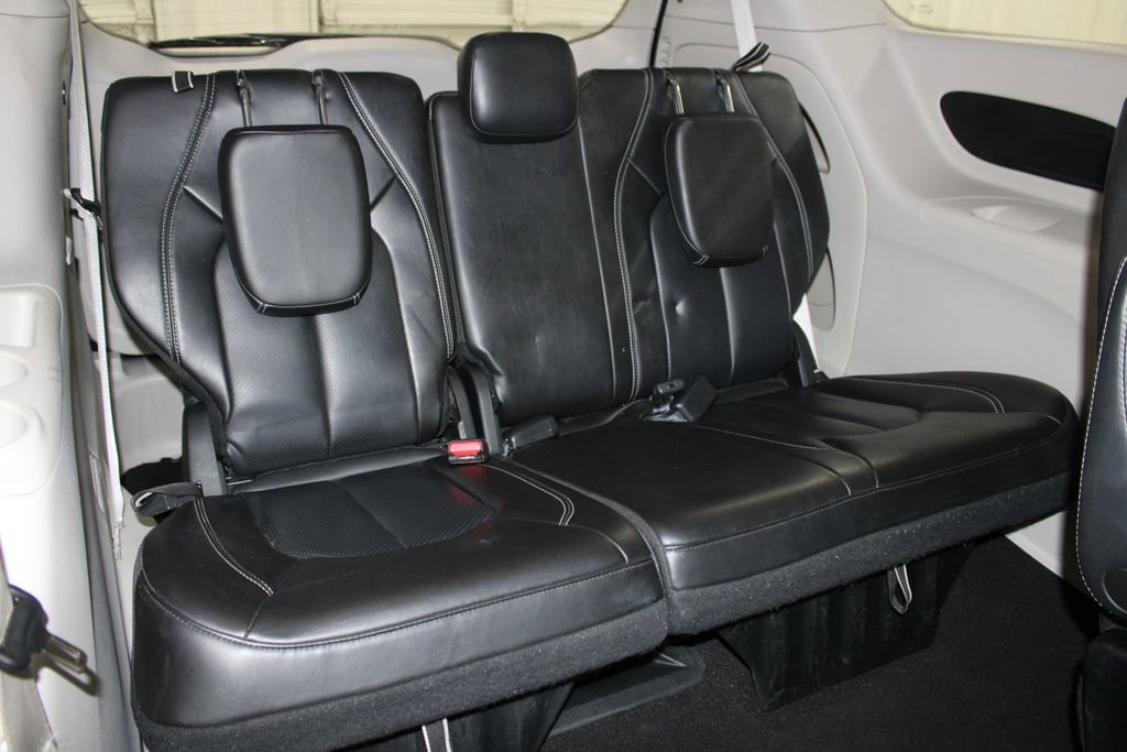 Used 2023 Chrysler Pacifica Touring-L FWD image 32