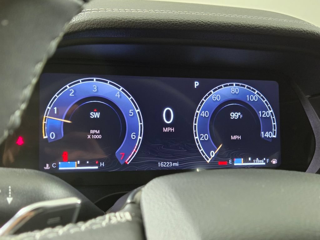 Used 2024 Jeep Grand Cherokee Limited w/ Luxury Tech Group II RWD image 31