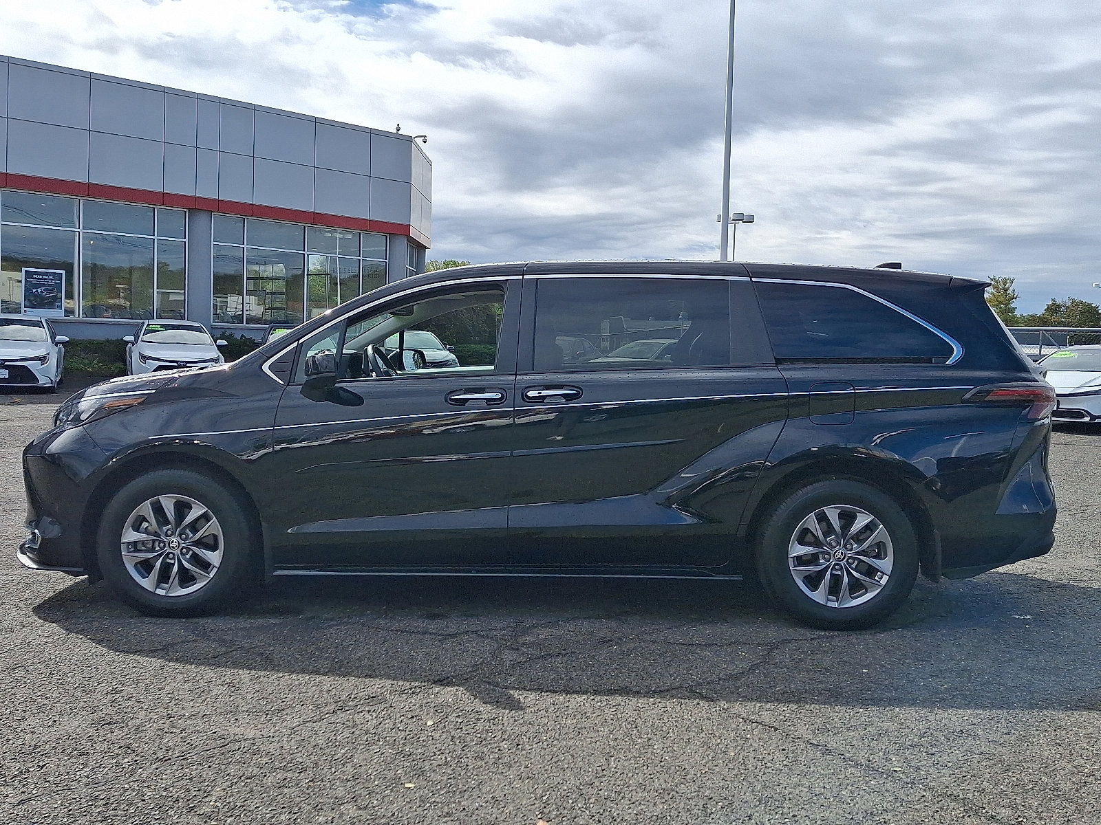 Used 2024 Toyota Sienna XLE image 4