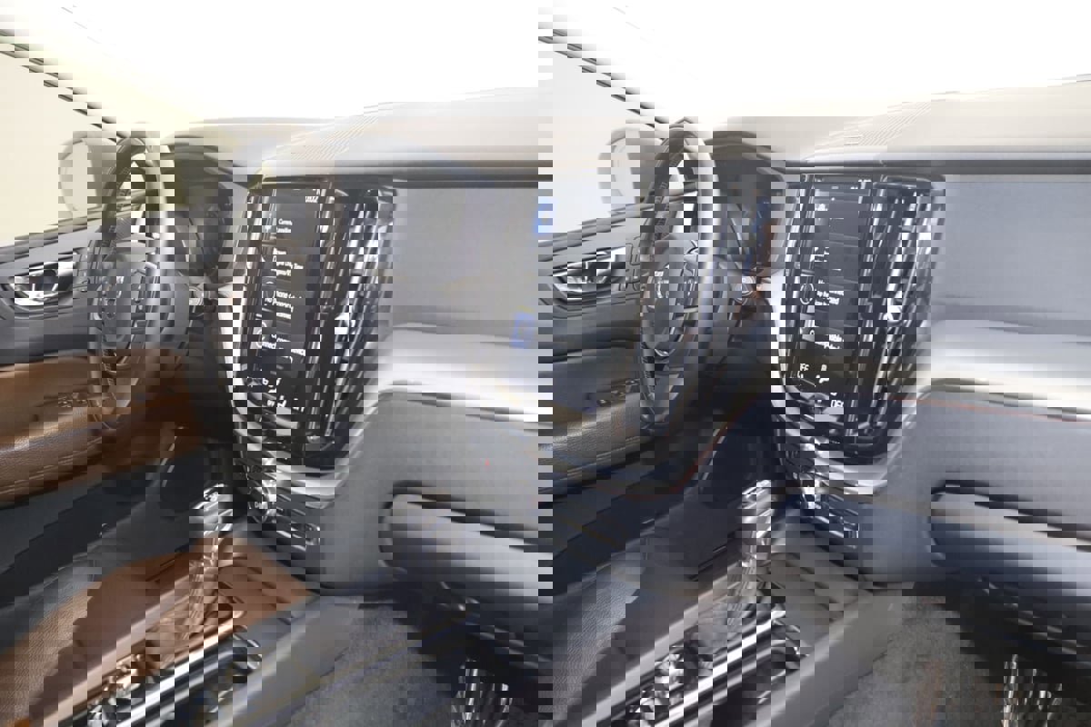 Used 2019 Volvo XC60 T5 Momentum w/ Multimedia Package image 41