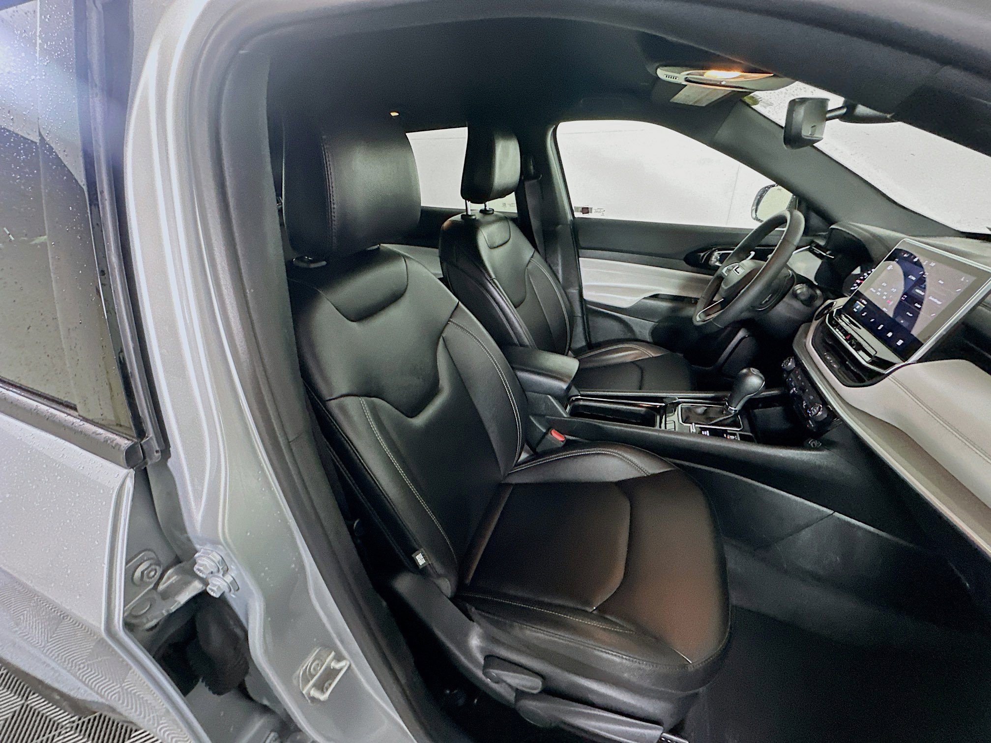 Used 2025 Jeep Compass Limited image 29