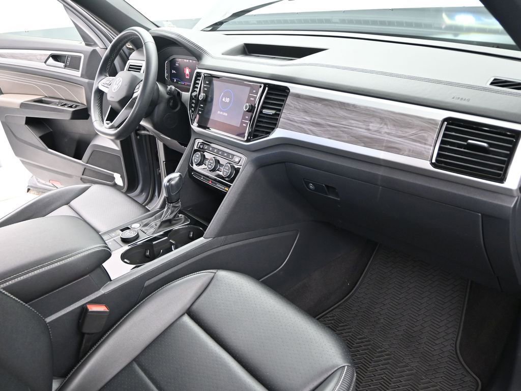 Used 2022 Volkswagen Atlas Cross Sport SE w/ Panoramic Sunroof Package image 25