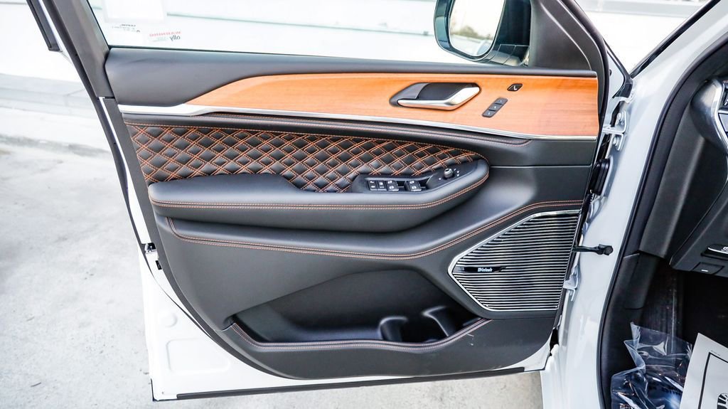 New 2025 Jeep Grand Cherokee Summit image 25