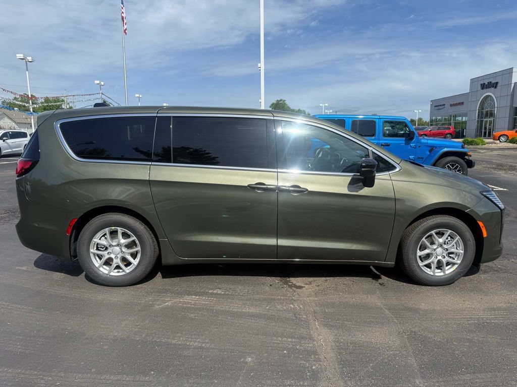 New 2027 Chrysler Pacifica Select FWD image 8