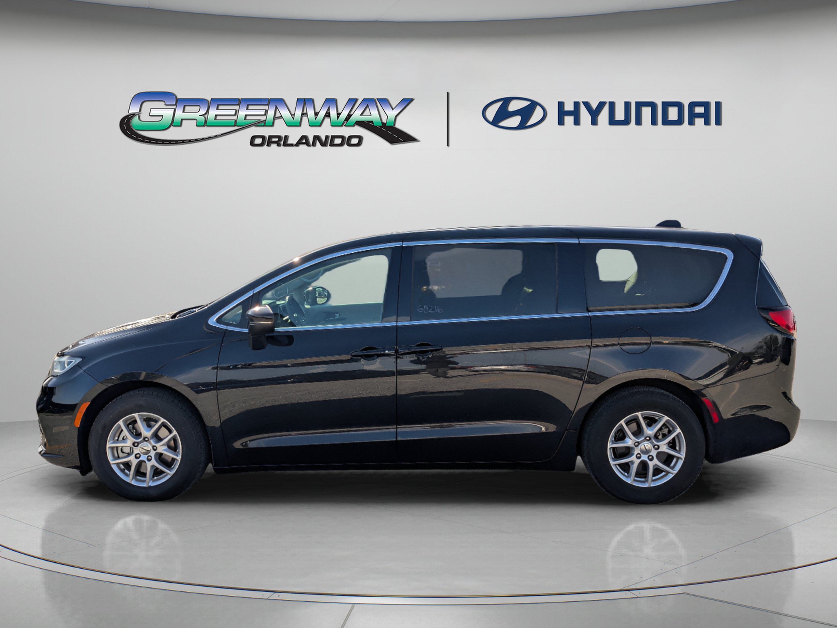 Used 2023 Chrysler Pacifica Touring-L FWD image 5