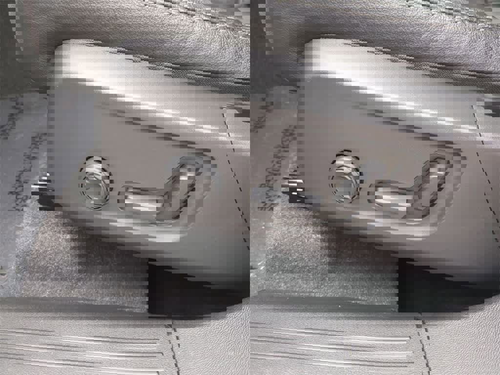 Used 2023 Volvo XC40 B5 Ultimate w/ Protection Package Premier image 9