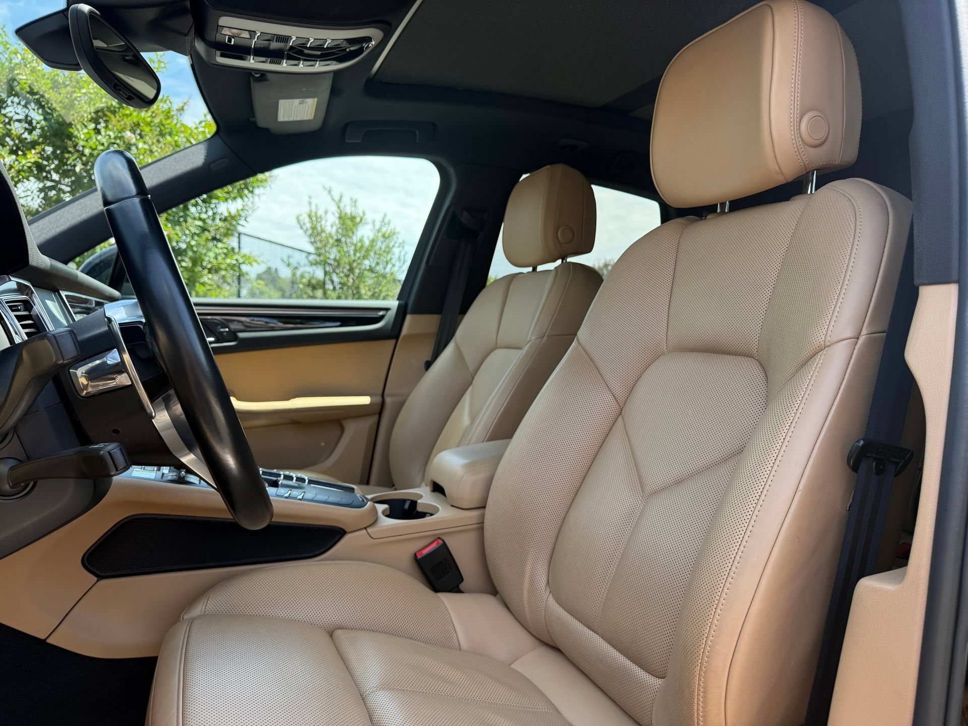Certified 2017 Porsche Macan AWD/4WD image 5
